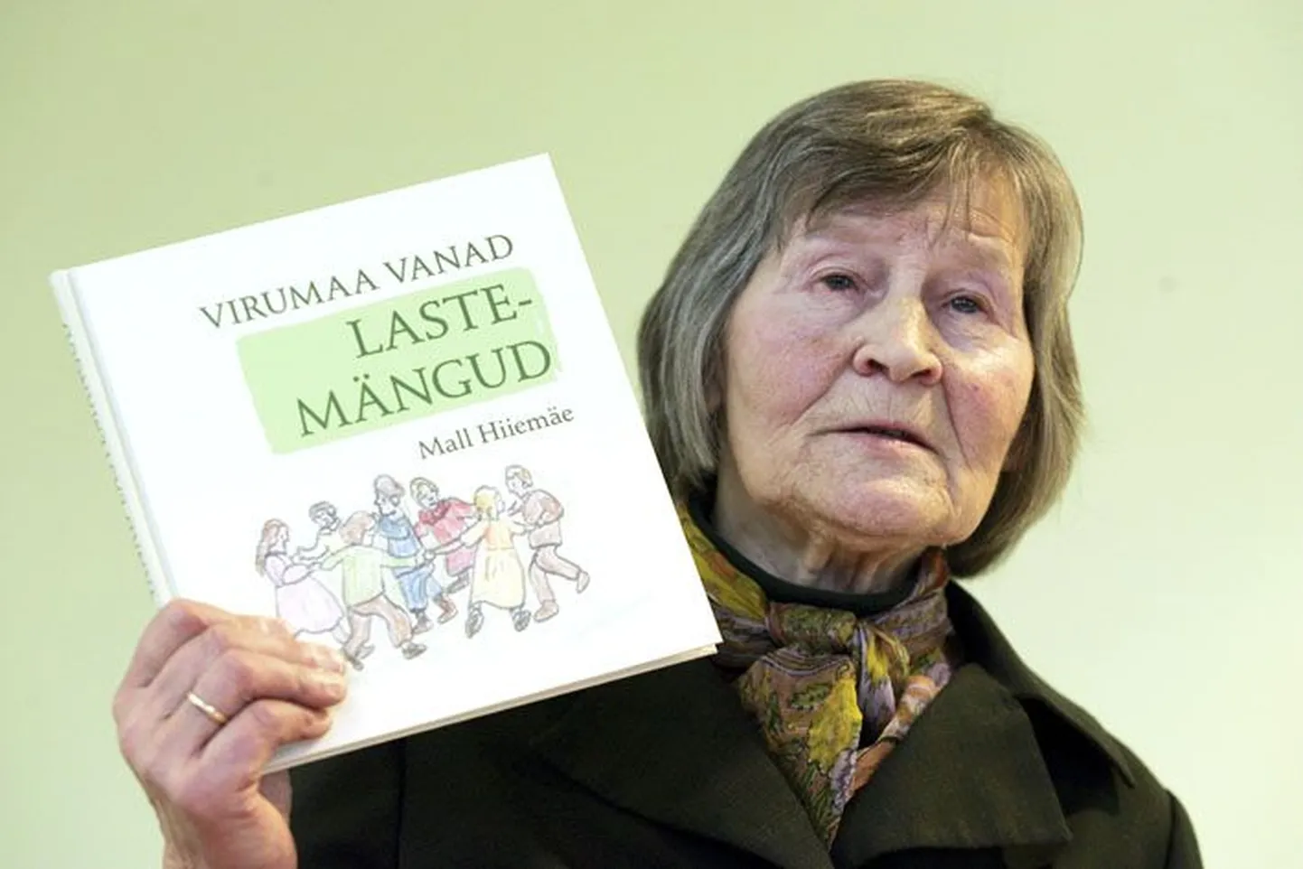 Mall Hiiemäe tutvustamas mängulist raamatut Virumaa laste lõbustustest.