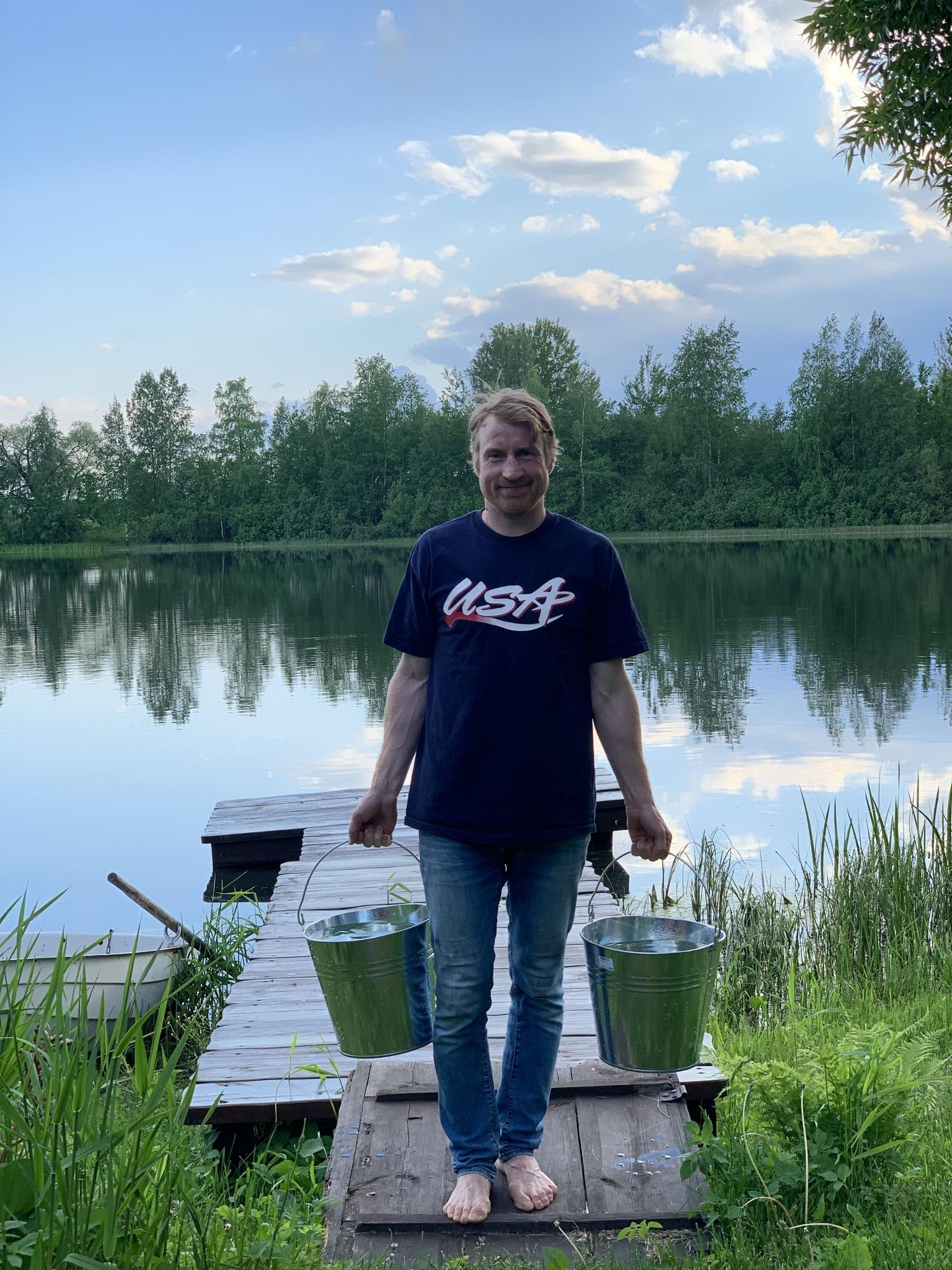 Endine Eesti laskesuusakoondise liige Margus Ader kandmas paljajalu Vana-Koiola järvest ämbritega vett oma maakodu sauna.