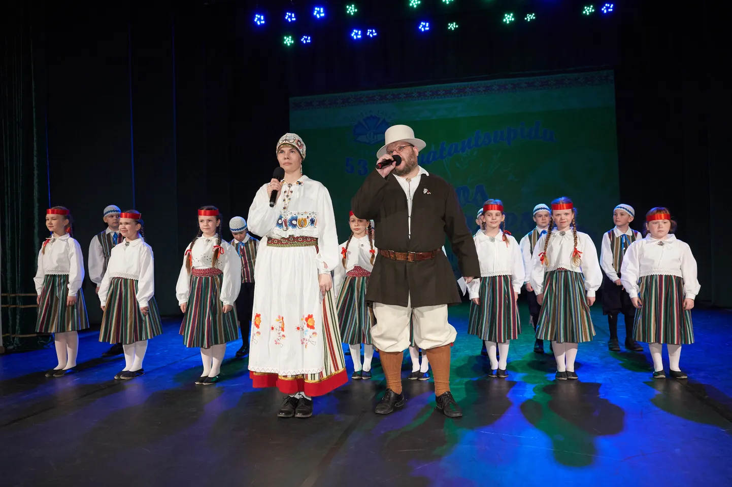 Tantsupeo avasid Vaili Viirlaid ja Taivo Aljaste, nende selja taga on 2.a klassi tantsurühm.