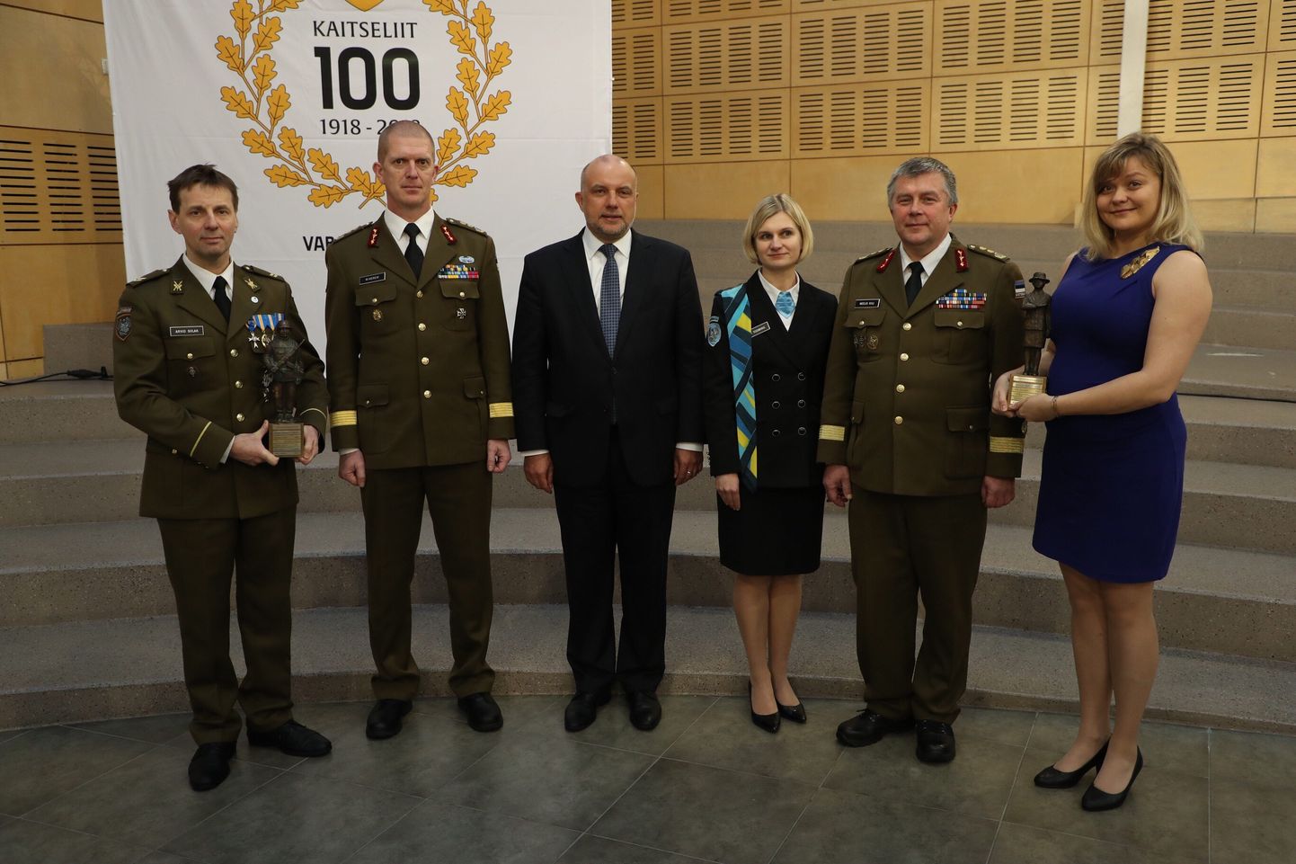 Aasta 2018 kaitseliitlane Arvid Siilak(vasakul) ja aasta naiskodukaitsja Triin Seppet(paremal) koos Kaitseväe juhataja, kaitseministri, Naiskodukaitse esinaise ja Kaitseliidu ülemaga.