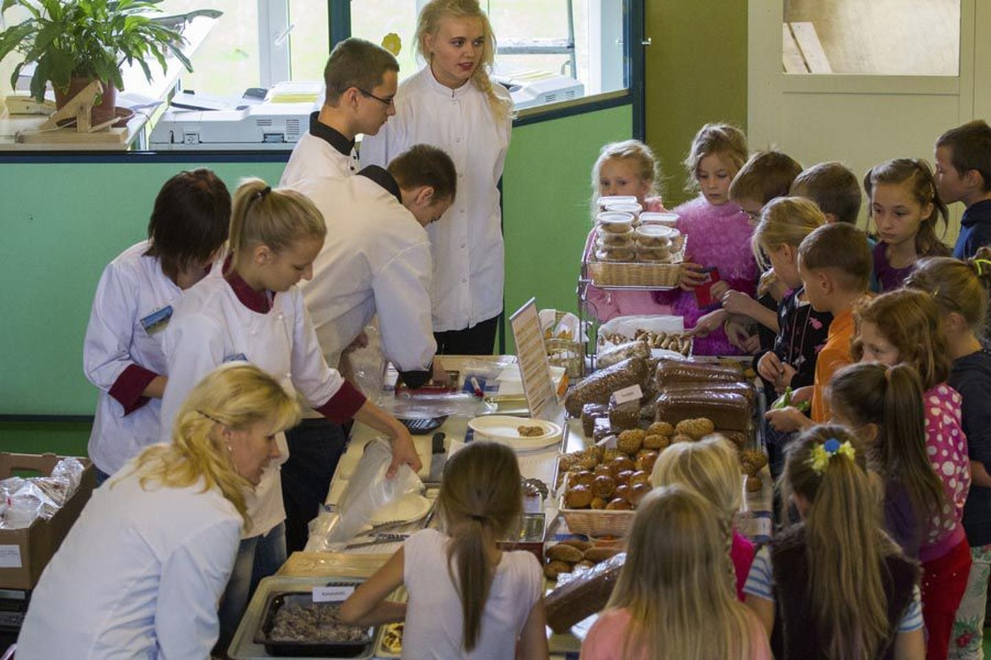 Teisipäeval müüsid Olustvere teenindus- ja maamajanduskooli õpilased õppetööstuses valmistatud leiba ja muud suupoolist Paalalinna koolis.