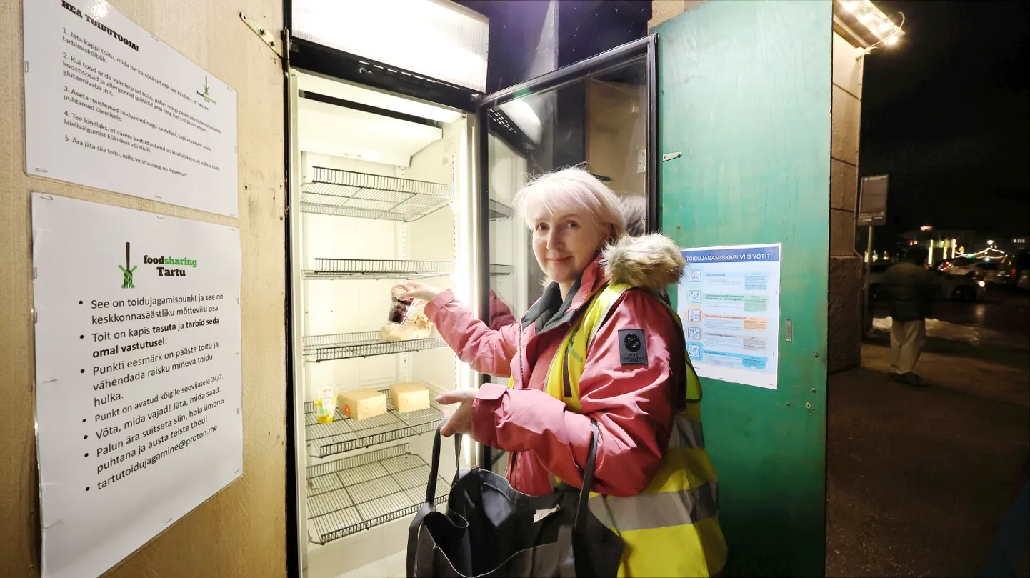 В четверг волонтер Анника Суур наполнила продуктовый шкаф у тартуского рынка.
