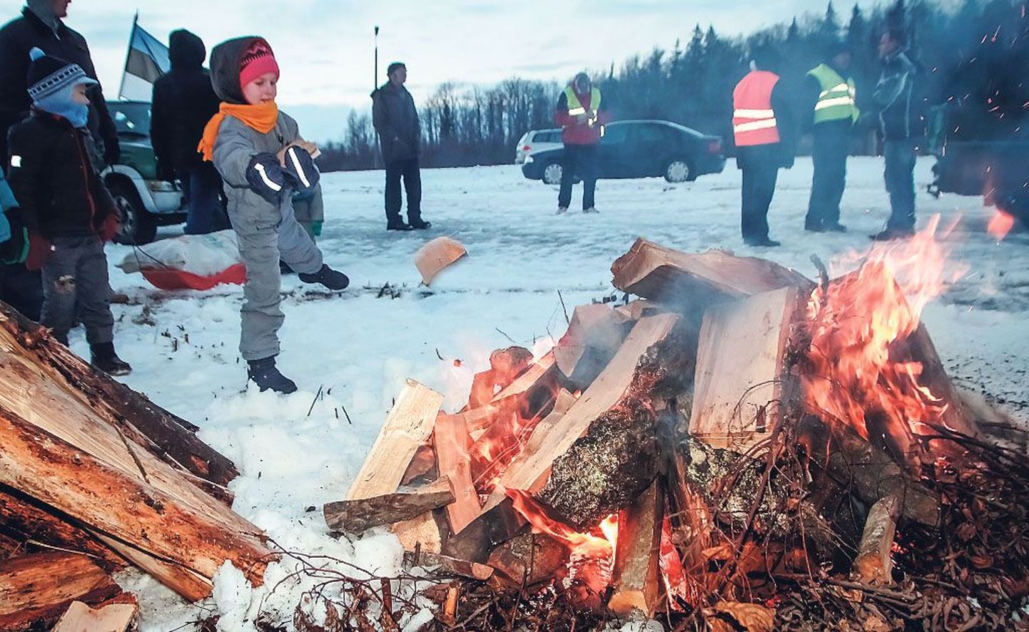 Läti Vabariigis teisel pool riigipiiri põlesid jämedatest halgudest korralikud lõkked, mida eestlasedki uudistasid.