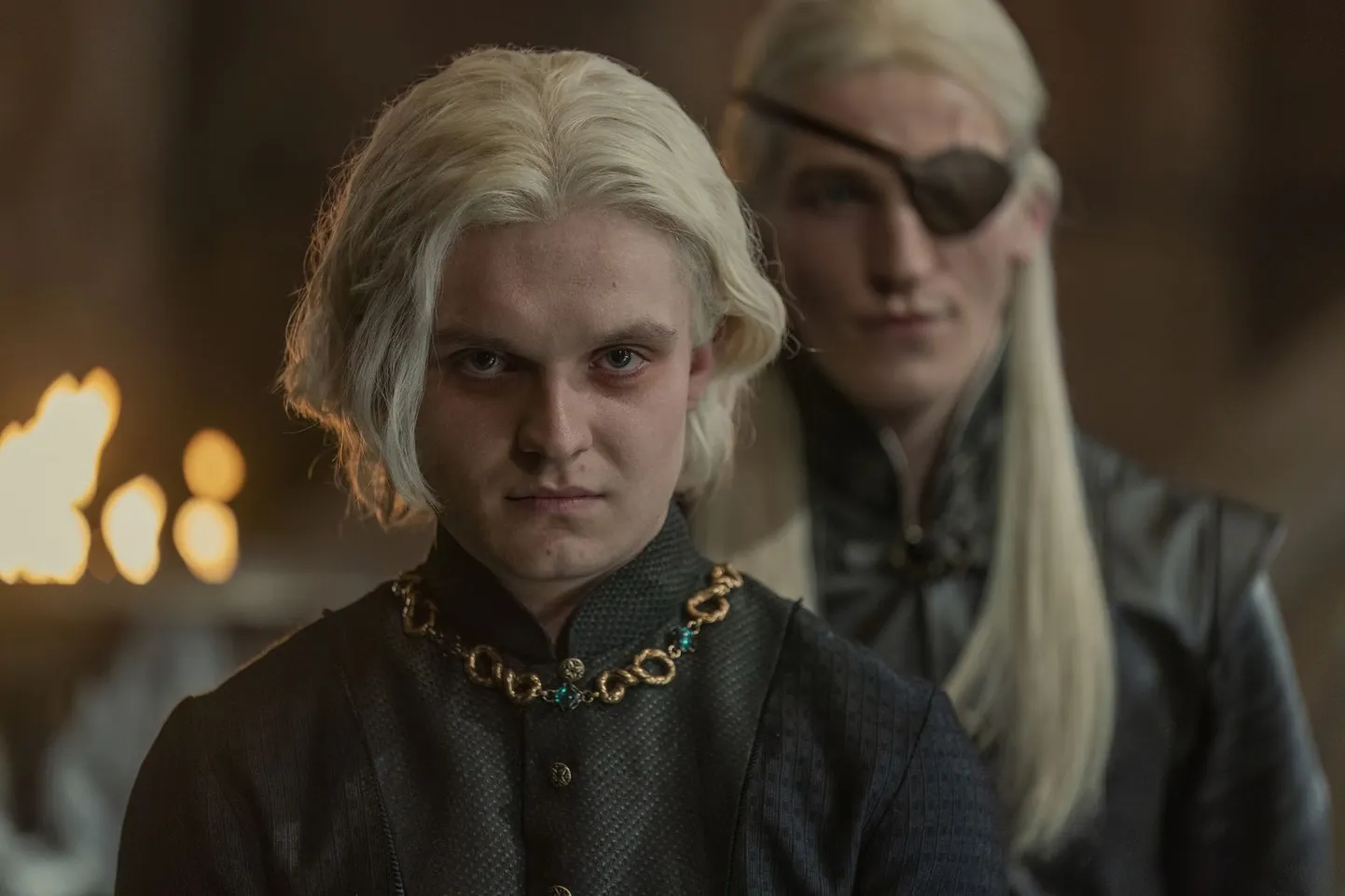 Kuningas Aegon II Targaryen (Tom Glynn-Carney) ja tema vend Aemond Targaryen (Ewan Mitchell).