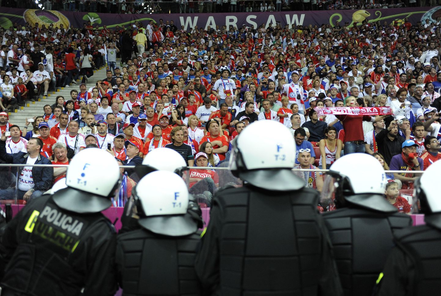 Venemaa fännid eilsel Venemaa-Poola kohtumisel Varssavis ning Poola märulipolitsei