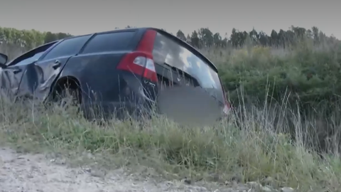 VIDEO ⟩ Jaunietis uz Tīnūžu šosejas veic pārgalvīgu apdzīšanu un izraisa sadursmi ar diviem auto