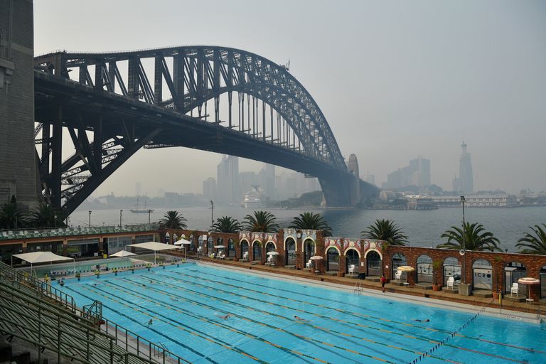 Sydney Harbour Bridge'i sild ja väliujula, mille juures on näha suitsu