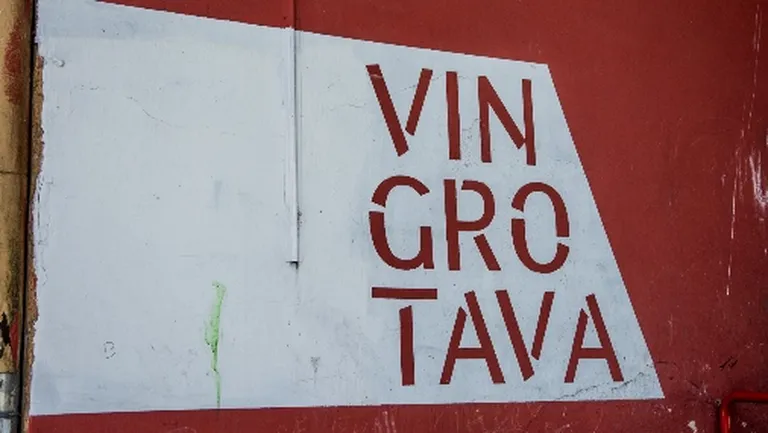 Alekša skvērs, vingrotava Sarkandaugavā