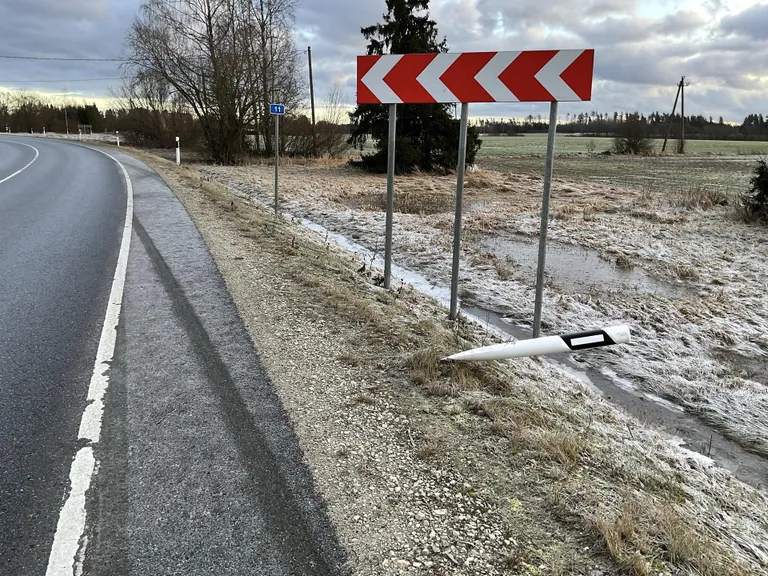 Водитель Volkswagen Passat съехал с дороги.