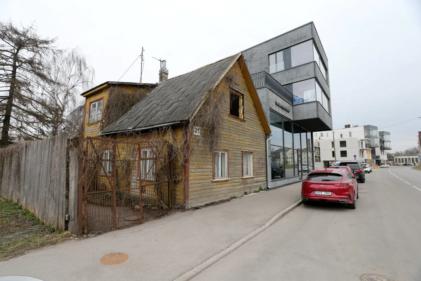 Fortuuna tänaval ülekäigurajale lähenenud Nissani linnamaasturi juht ei märganud õigeaegselt teed ületavat jalakäijat ning sõitis talle otsa. Foto on illustratiivne.