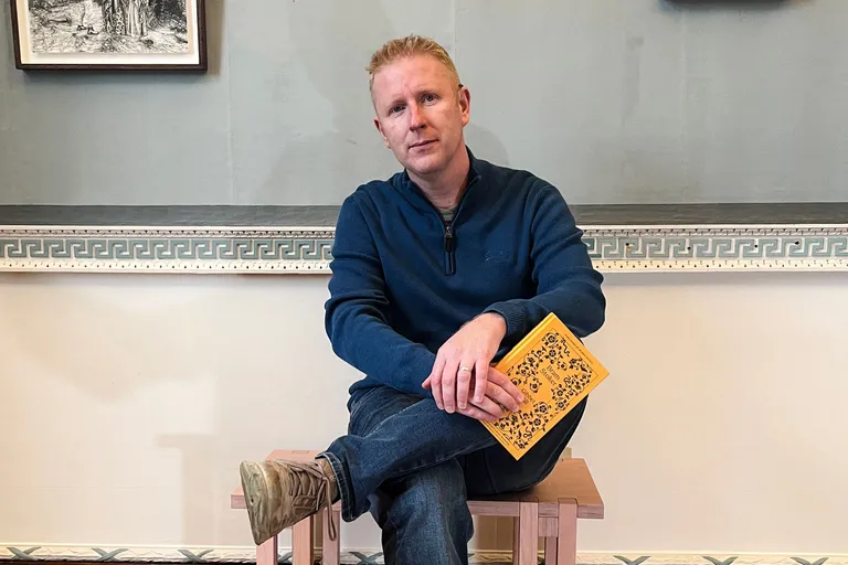 Kuulmisest ilma jäänud Brian Cleary hakkas palju Dublini raamatukogus aega veetma ning leidis seal vanu ajalehti sirvides Bram Stokeri loo, millest maailm seni ei teadnud.
