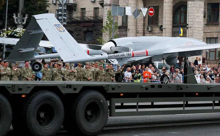 Ukraina sõjaväe Türgis toodetud Bayraktar TB2 tüüpi droon, mis 2020. aastal Armeenia-Aserbaidžaani sõjas tänu tehisaru abile ilma tegi, Kiievis iseseisvuspäeva paraadi peaproovi ajal.