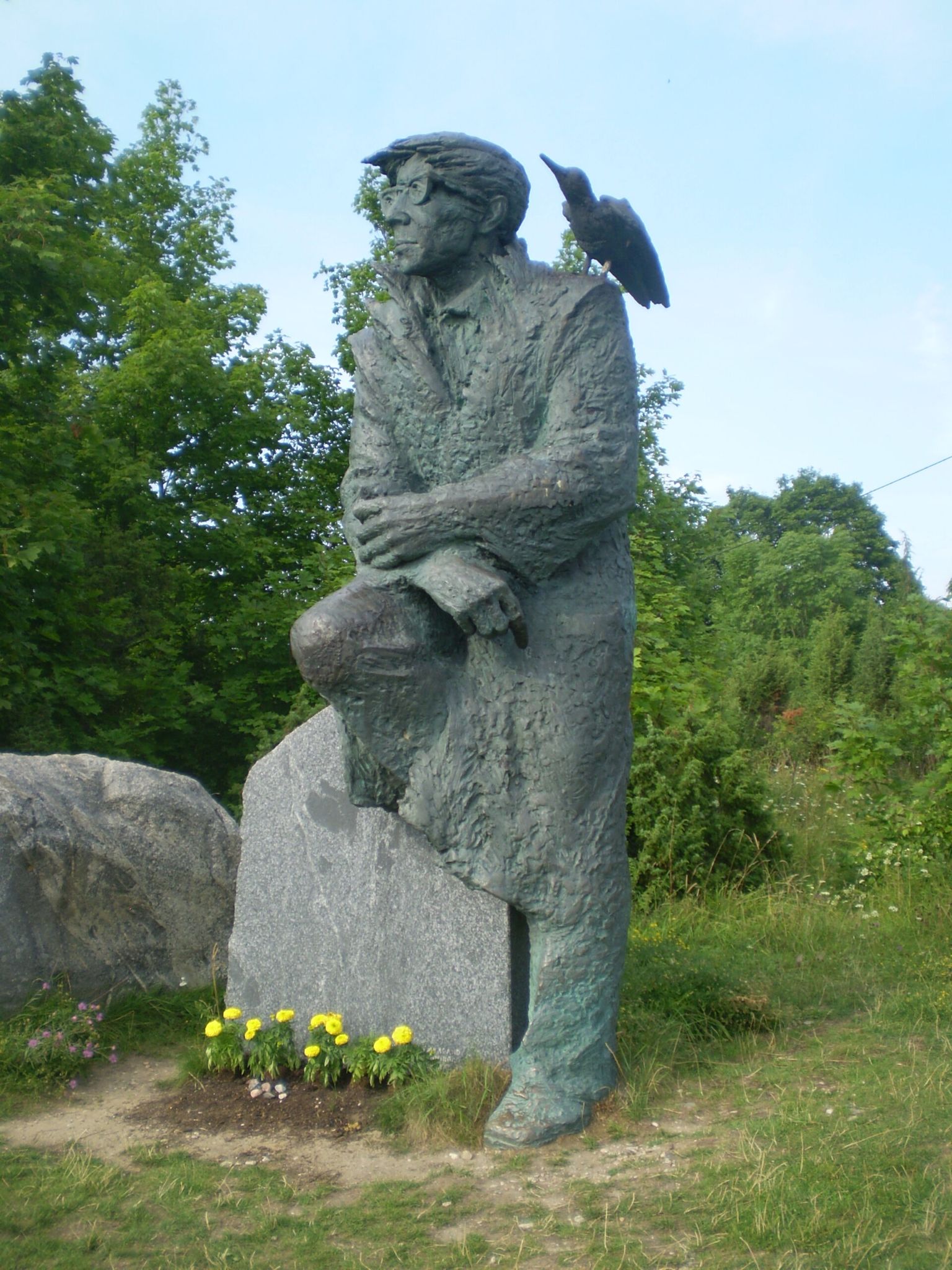 Tõnu Maarand, Juhan Smuuli monument paigaldatuna Koguva külla. Foto aastast 2011.