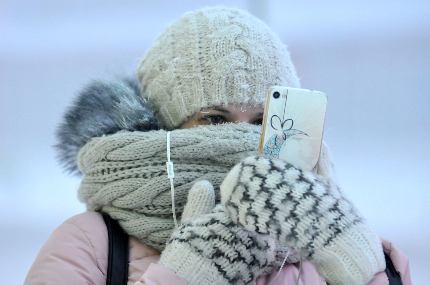 Nooruk kasutab telefoni Venemaal Norilskis, kus temperatuur küündib -40 külmakraadini.