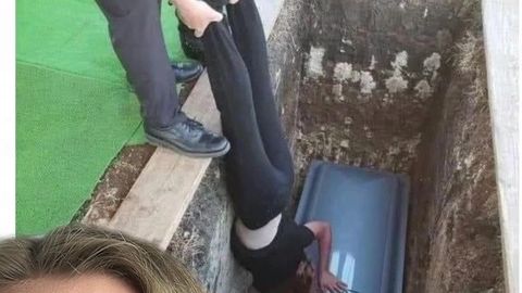 VIDEO ⟩ Naine pillas matuste ajal oma telefoni hauda