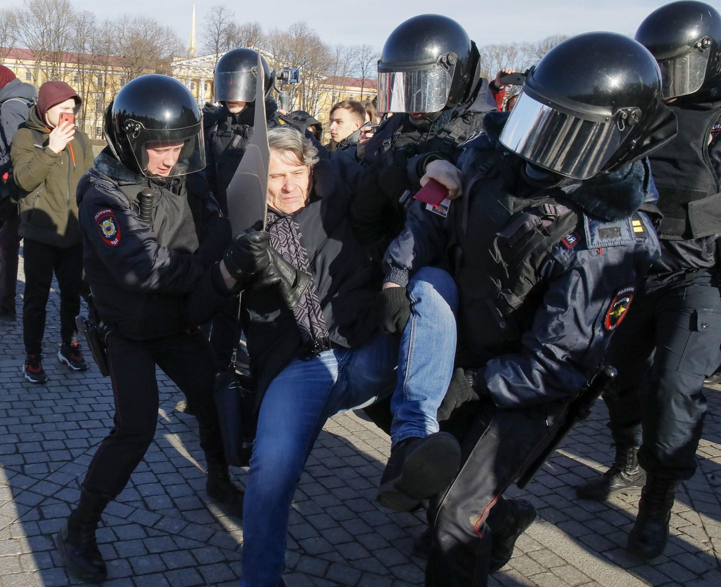 Eile Peterburis Venemaa põhiseadusmuudatuste vastu protestinud mees toimetati politsei poolt sündmuskohalt minema. 