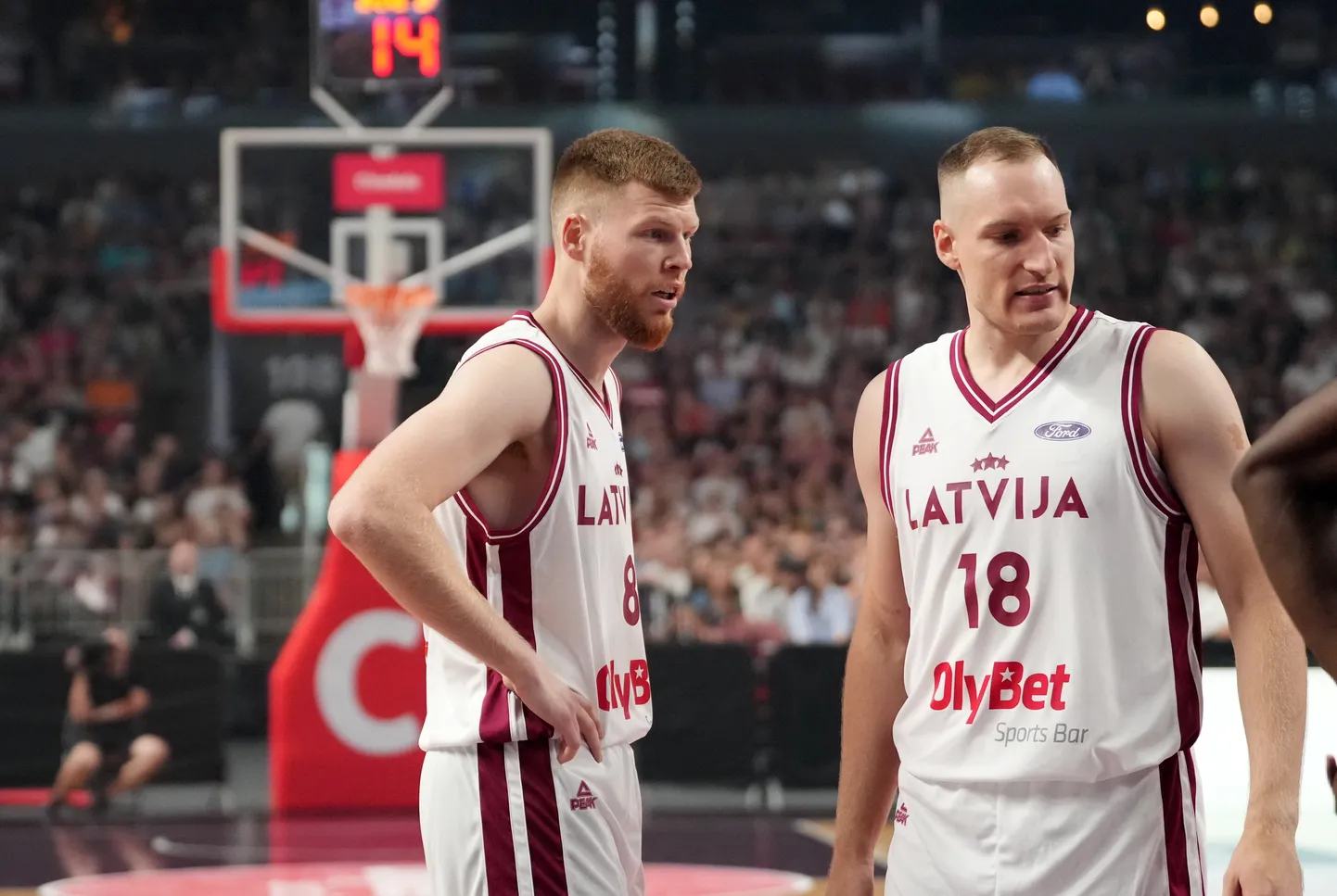 Latvijas vīriešu basketbola valstsvienības spēlētāji Dāvis Bertāns (no kreisās) un Klāvs Čavars