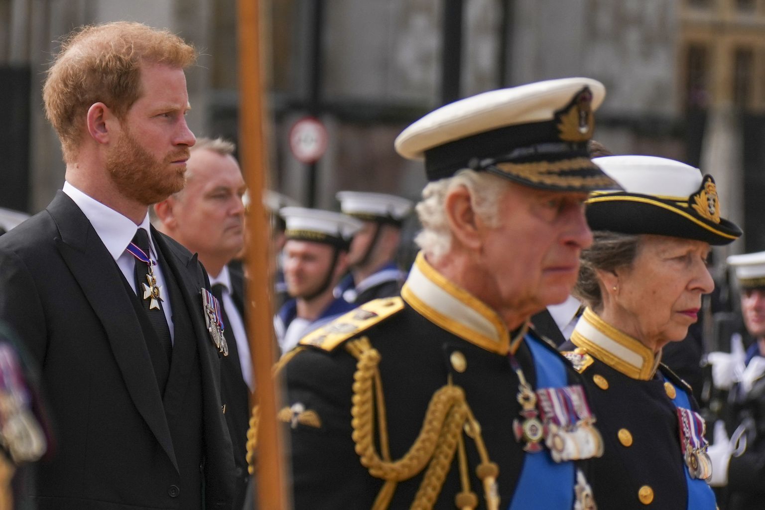 Prints Harry kuningas Charlesi selja taga kuninganna Elizabeth II matustel 19. oktoobril 2022