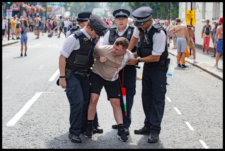  Politseinikud arreteerimas karnevalil vägivallatsejat.