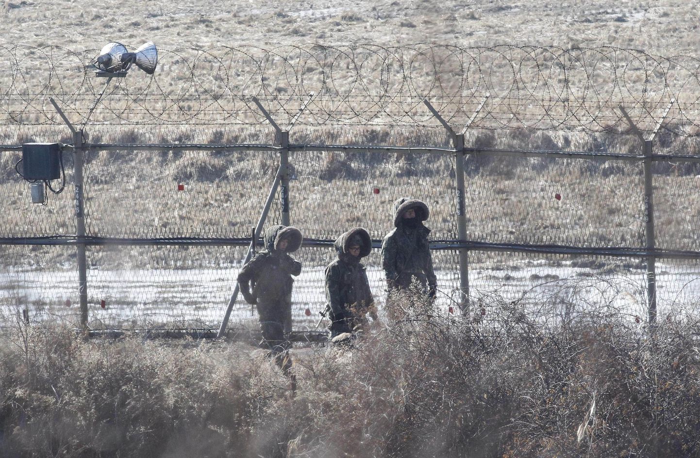 Lõuna-Korea sõdurid patrullivad piki okastraadist aeda, mis asub demilitariseeritud tsooni juures.