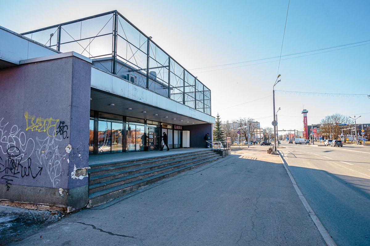 Нарвский рынок открылся в непрезентабельном доме в самом центре города. Это тяжеловесной архитектуры здание было построено в 1967 году как контора Госбанка СССР. В новую эпоху оно приобрело своеобразный цвет фасадов и прозвище "сиреневый банк".