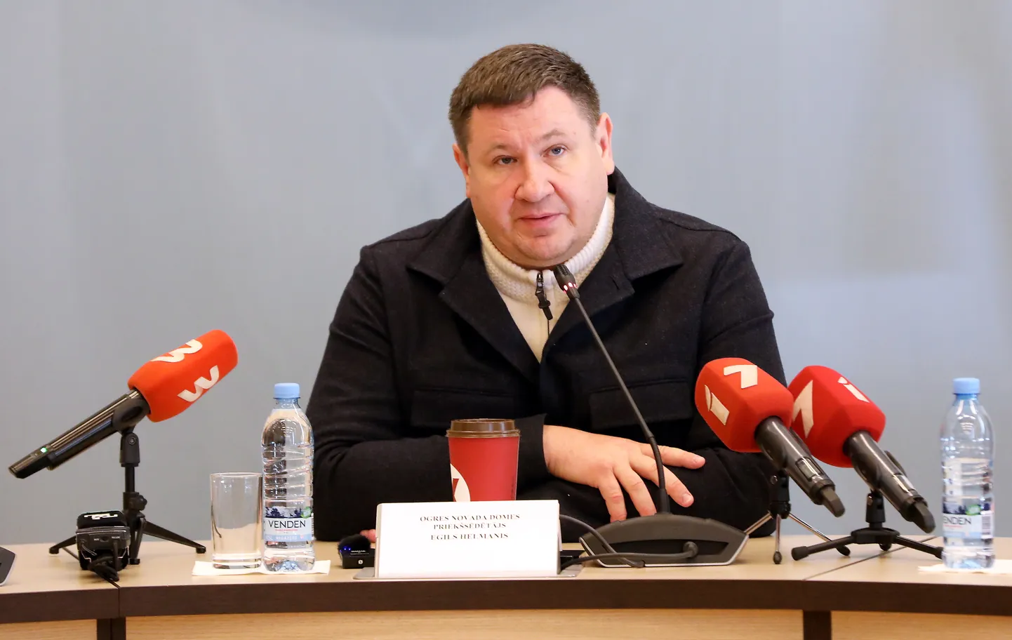Председатель думы Огрского края Эгил Хелманис на пресс-конференции