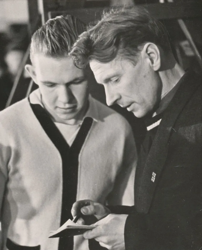 Toomas Leius kuulab treener Evald Kree juhiseid (1959).