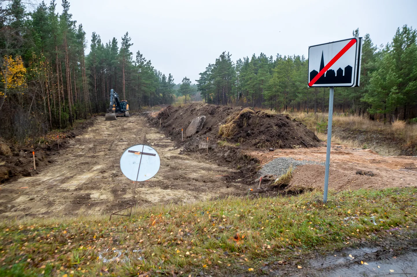 Kuressaare-Kuivastu maantee ääres on näha esimesi märke Prisma sissesõiduteest.