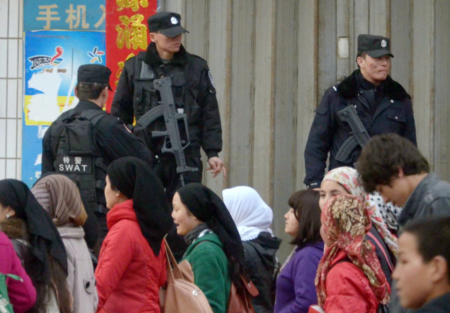 Uiguurid ja Hiina politseinikud.