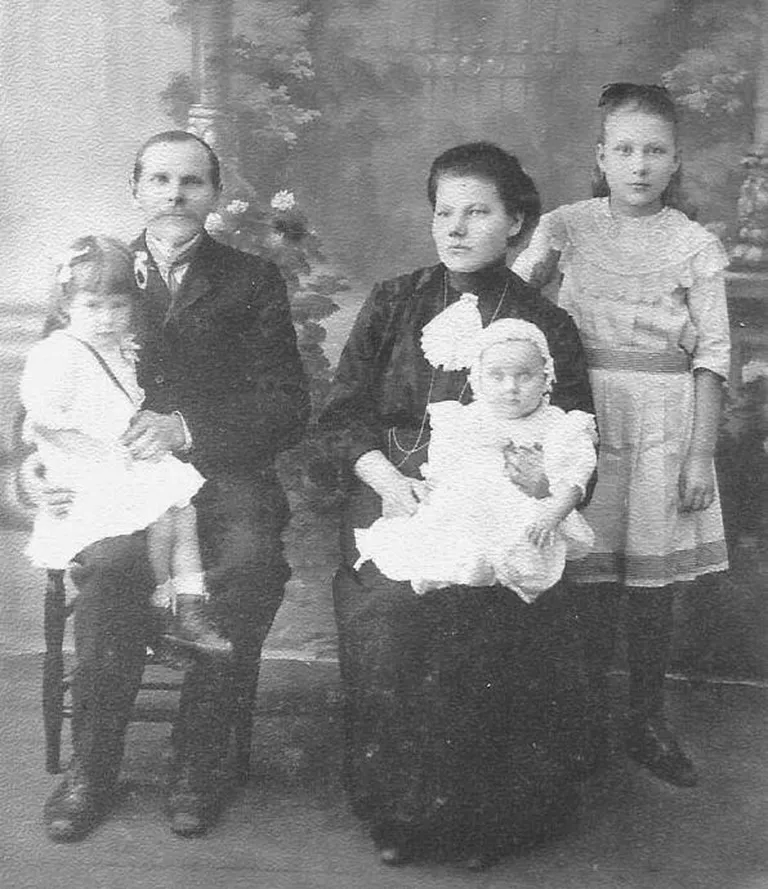 Juta vanaema-vanaisa pilt: Joosep Uustalu, Anna Uustalu (Lootus), tütred Leida ja Maimu ning sugulane, kelle nime Juta ei tea ning kes aitas vanaemal lapsi hoida. Pildi tegi 1914. aastal Iisaku päevapiltnik R. I. Nurm.