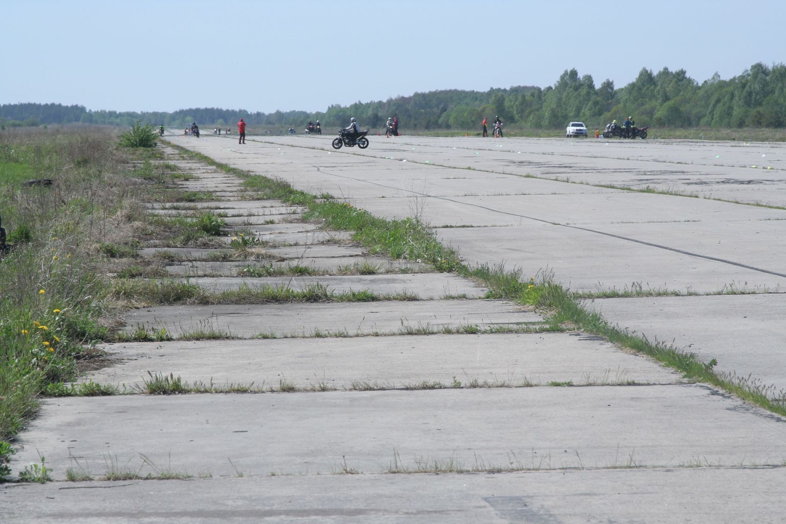 Kiltis lennuväljal toimetavad praegu peamiselt kiirendushuvilised, kuid on lootus, et peagi saavad endisel sõjaväelennuväljal maanduda ka hobilendurid.