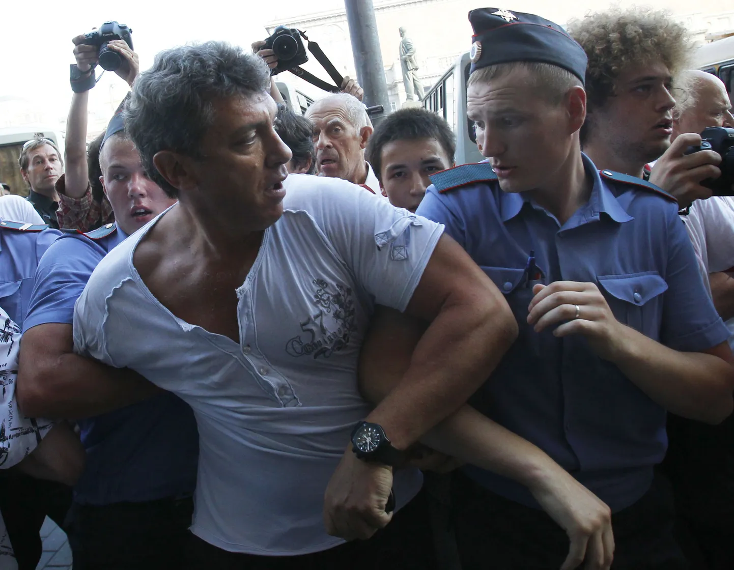 Борис Немцов во время одного из задержаний.