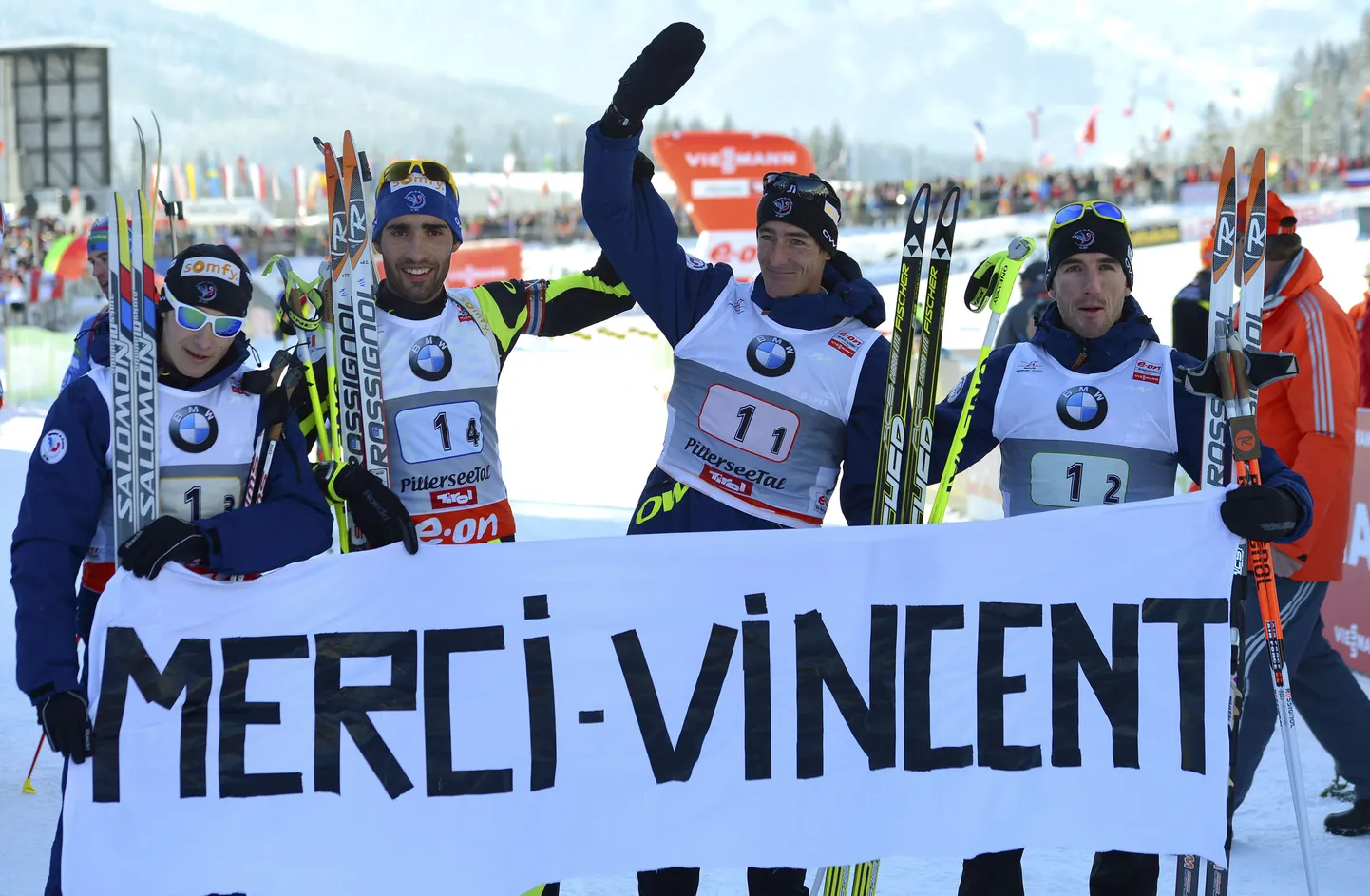 Prantsusmaa teatenelik koosseisus Alexis Boeuf (vasakult), Martin Fourcade, Vincent Jay ja Jean Guillaume Beatrix tähistavad teatesõidus saadud 2. kohta. See võistlus jäi Jay karjääri viimaseks.