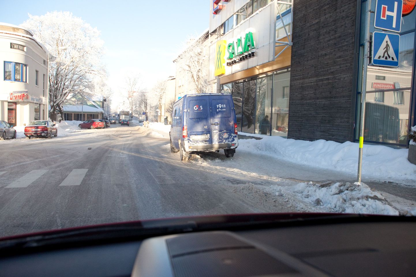 Swedbanki esine valmistab tõsist peavalu liikluskorraldajatele. Jalakäijate ohutuse tagamiseks ei saa lubada tänava paremas servas parkimist, ehkki G4Si autod seal pahatihti seisavad.