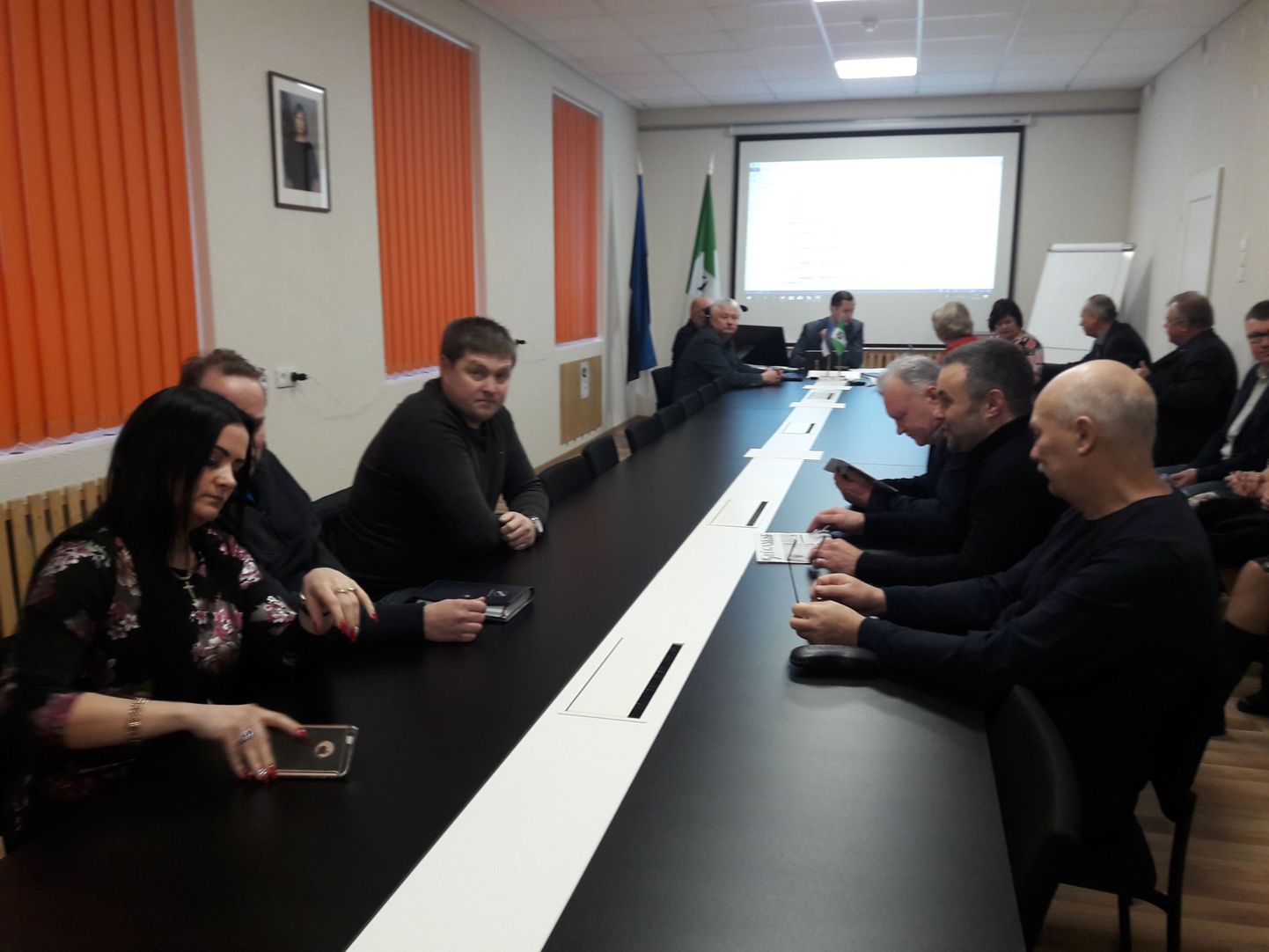 В понедельник в 12.00 на заседание Люганузеского волостного собрания пришли только 8 депутатов от коалиции и проголосовали против вотума недоверия руководителям волости.