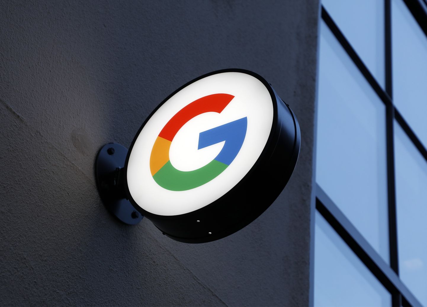 Euroopa Komisjon kahtlustab, et Google on rikkunud bloki konkurentsireegleid läbi enda reklaamitehnoloogia teenuste soosimise konkurentide arvelt.