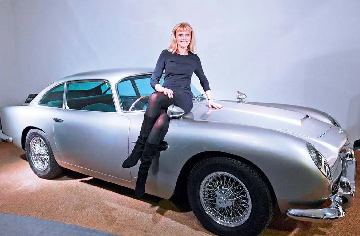 Rootsi näitlejanna Britt Ekland ja Aston Martin DB5. Ekland oli Roger Moore’i partner aastal 1974 filmis «Mees kuldse relvaga».
