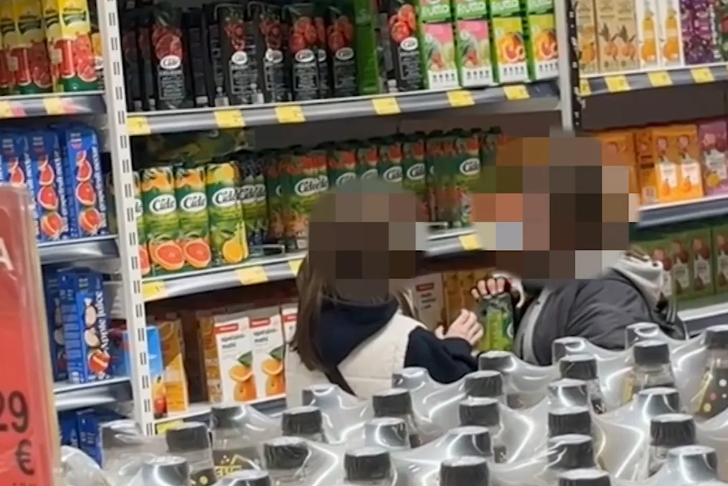 Дети пьют сок в магазине. Скриншот из видео.