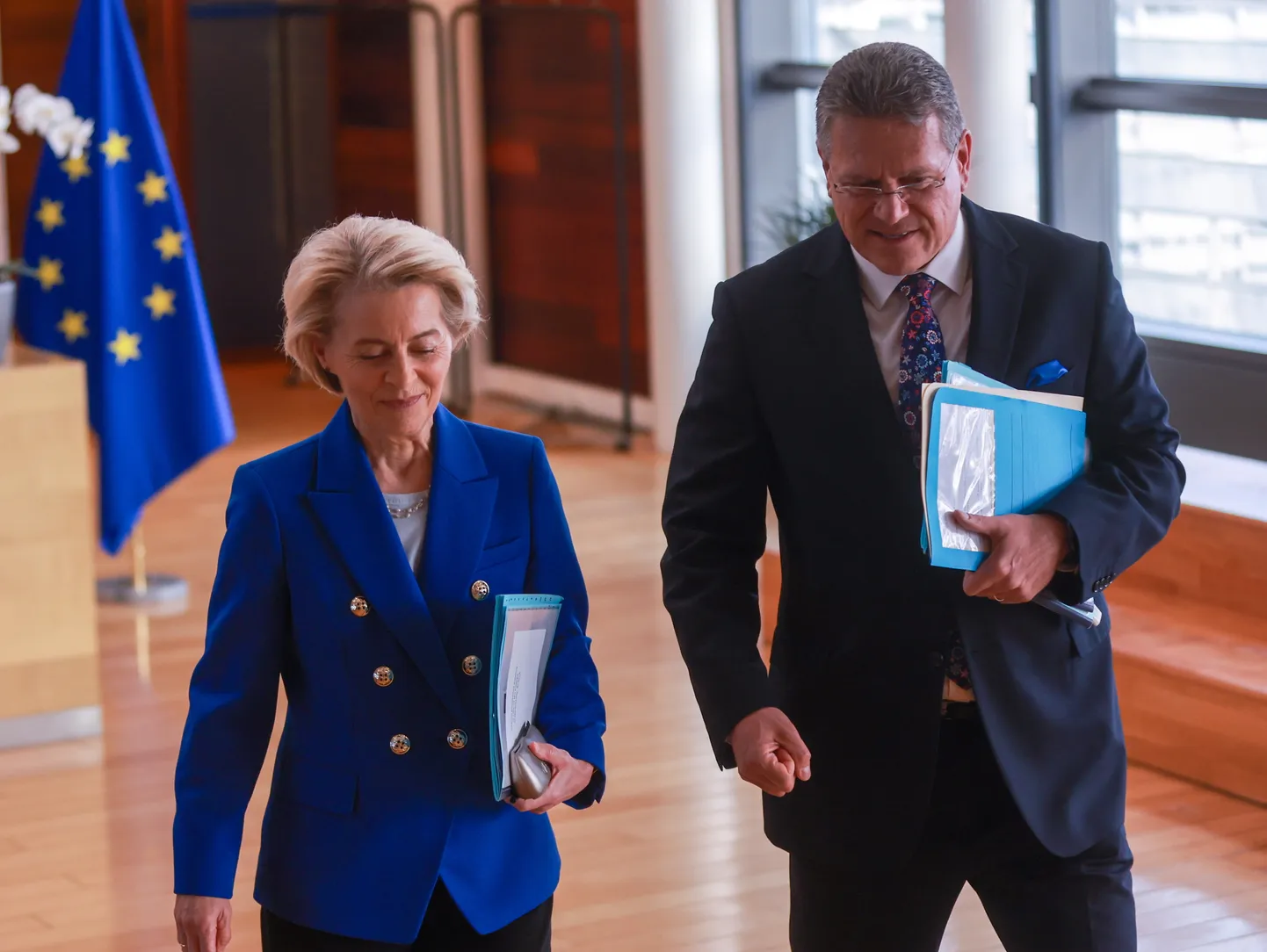 Euroopa Komisjoni president Ursula von der Leyen (vasakul) vestleb Euroopa Komisjoni kaubanduse ja majandusliku julgeoleku, institutsioonidevaheliste suhete ja läbipaistvuse voliniku Maroš Šefčovičiga (paremal) Brüsselis, Belgias, 09. aprillil 2025.