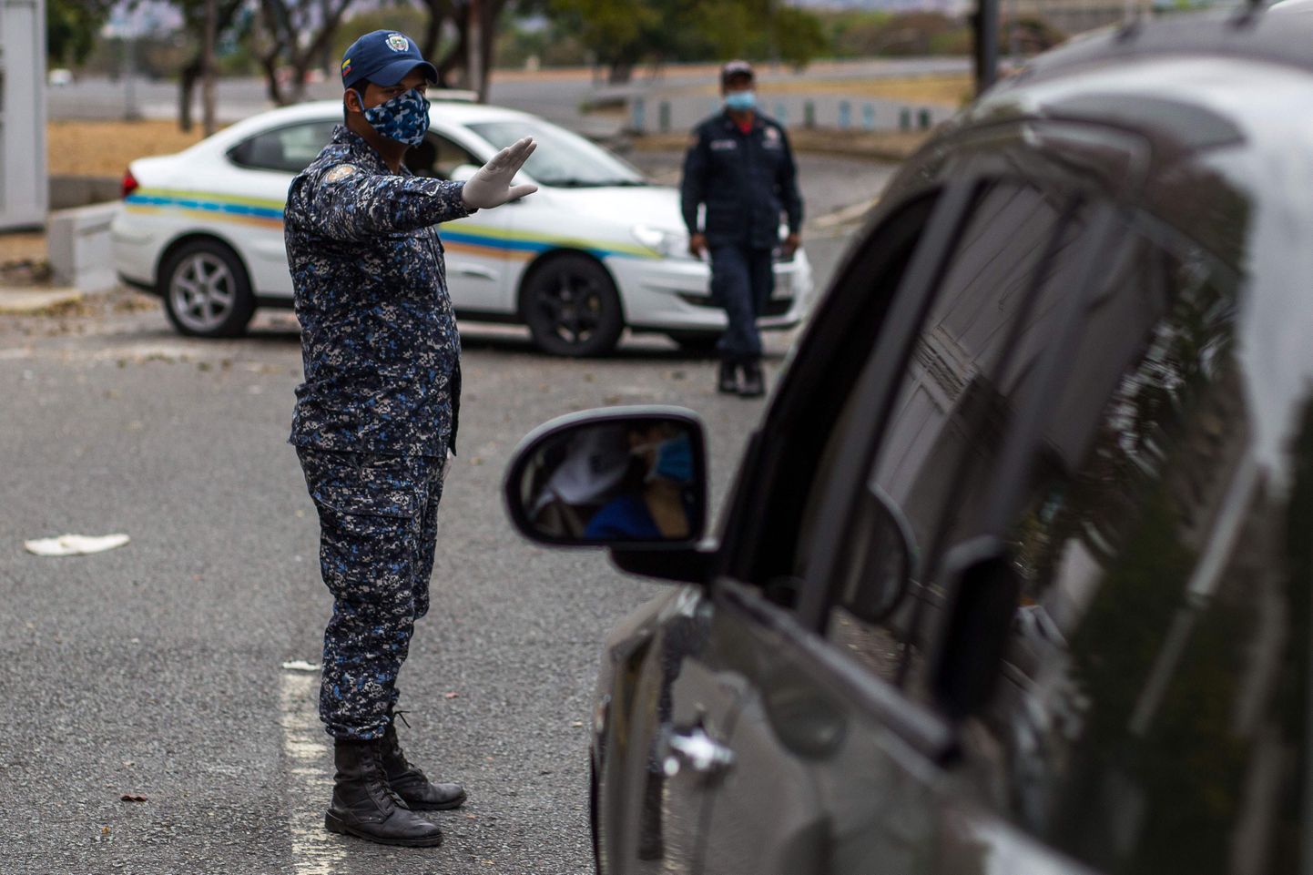 Venezuela politseinikud teetõkke juures.