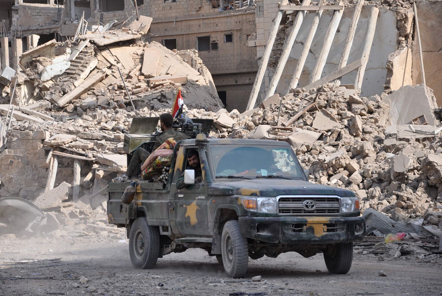 Süüria valitsusmeelsed võitlejad patrullimas Albu Kamalis.