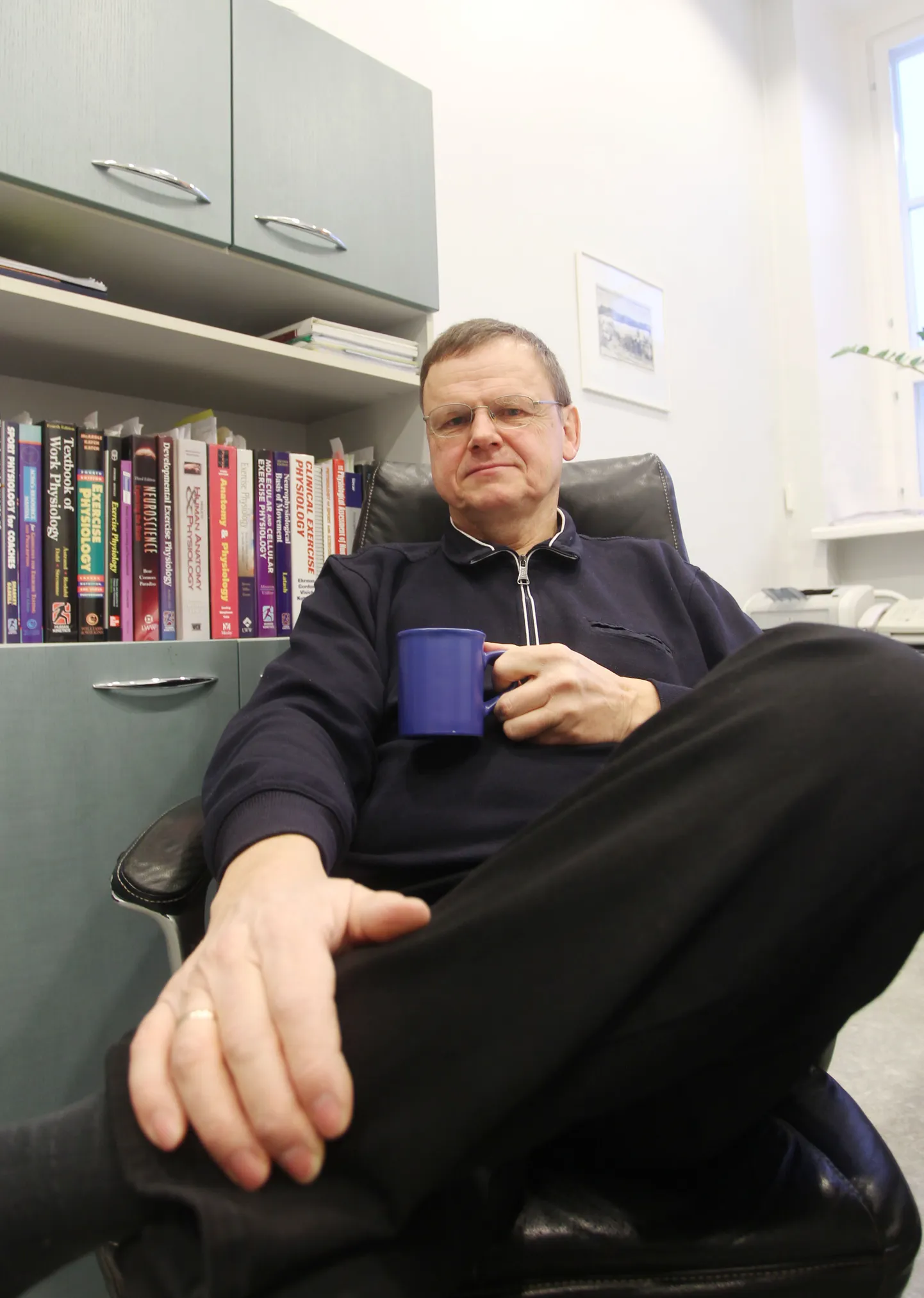 Professor Vahur Ööpik hoiab käes kohvitopsi ja selgitab, et kunagi kuulus ka kofeiin keelatud ainete nimekirja. Tõsi, kanget kohvi tuli piirnormi ületamiseks tarbida nii palju, et see tõi kaasa kõrvalnähud.