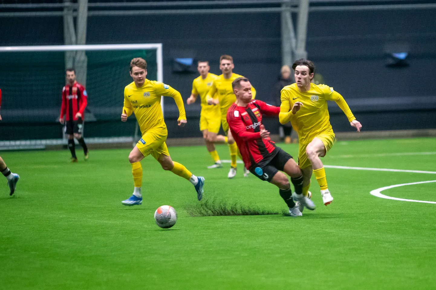 PÜHAPÄEVAL oli Sander Post koos oma meeskonnaga Kuressaare uhiuues jalkahallis, kus saarlased saavutasid Nõmme Unitedi vastu võidu 2 : 1.