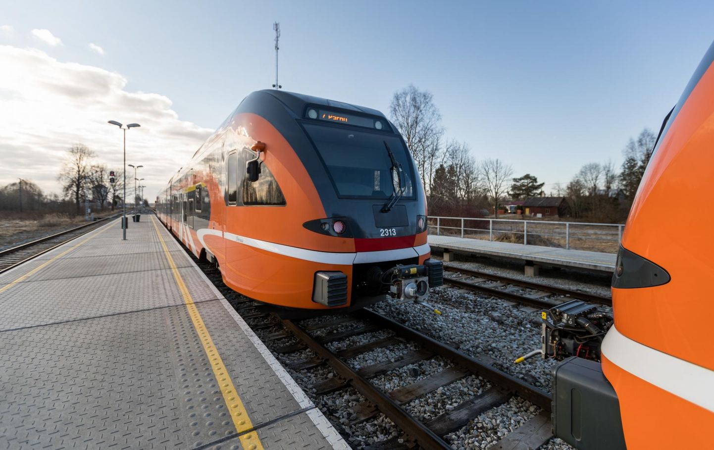 EKRE vastustab otsust, millega katkestati raudteeühendus Tallinna ja Pärnu vahel ning asendati aeglasema ja palju ebamugavama bussitranspordiga.