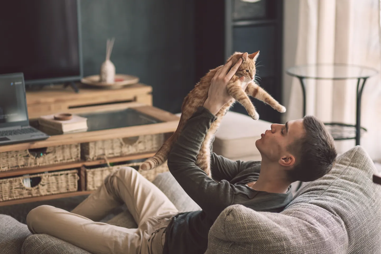 Он не готов к длительным и серьезным отношениям с тобой, но с котом живет уже несколько лет. Иллюстративное фото