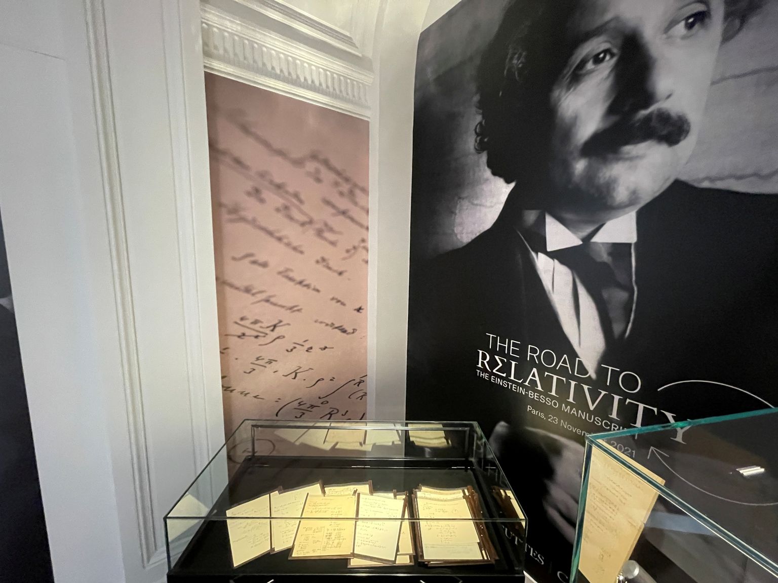 Prantsusmaal Pariisis müüs Christie'se oksjonimaja füüsikateoreetik Albert Einsteini ja ta šveitslasest kolleegi Michele Besso ühised käsikirjad 11 miljoni euro eest