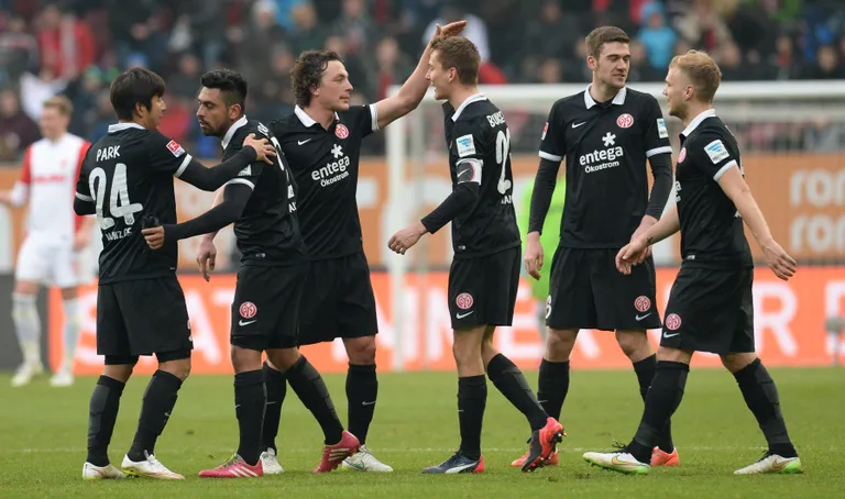 Mainzi mängumehed väravat tähistamas