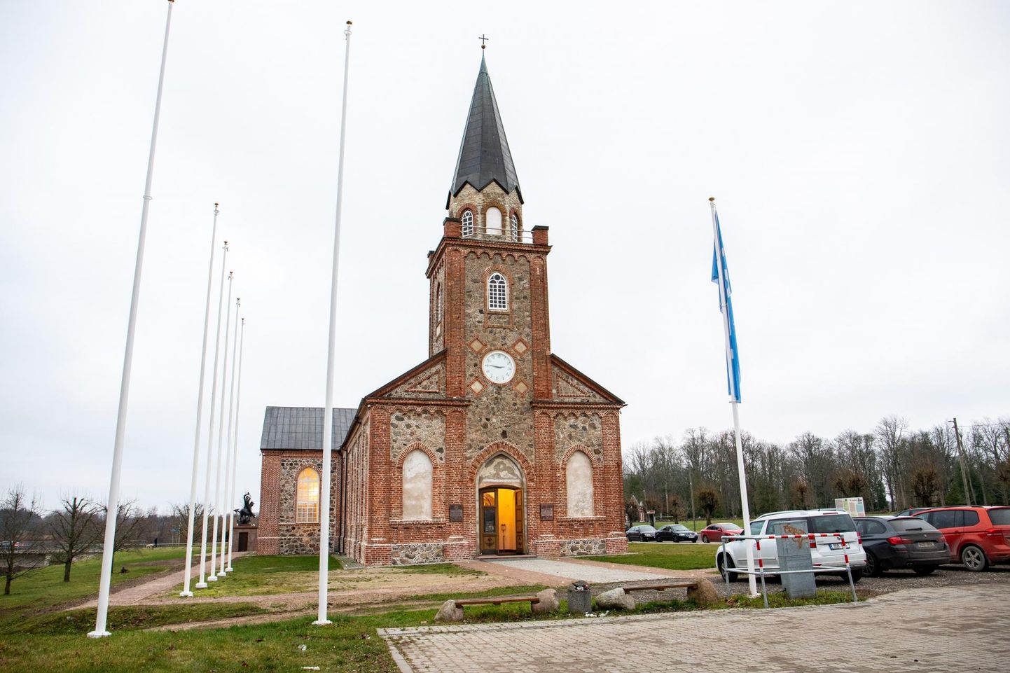 Tänavugi toimub Eesti sõjameeste mälestuskirikus Toris võidupüha künnisel tavakohane jumalateenistus.