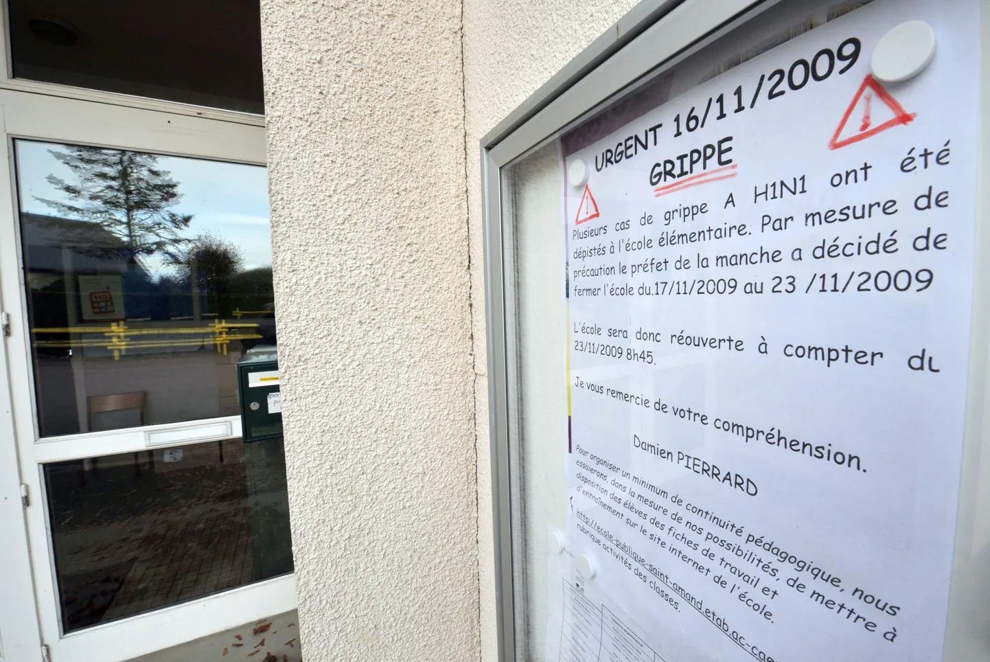 Kiri, milles antakse teada Prantsusmaa Saint-Amand'i algkooli sulgemisest seagripi tõttu.