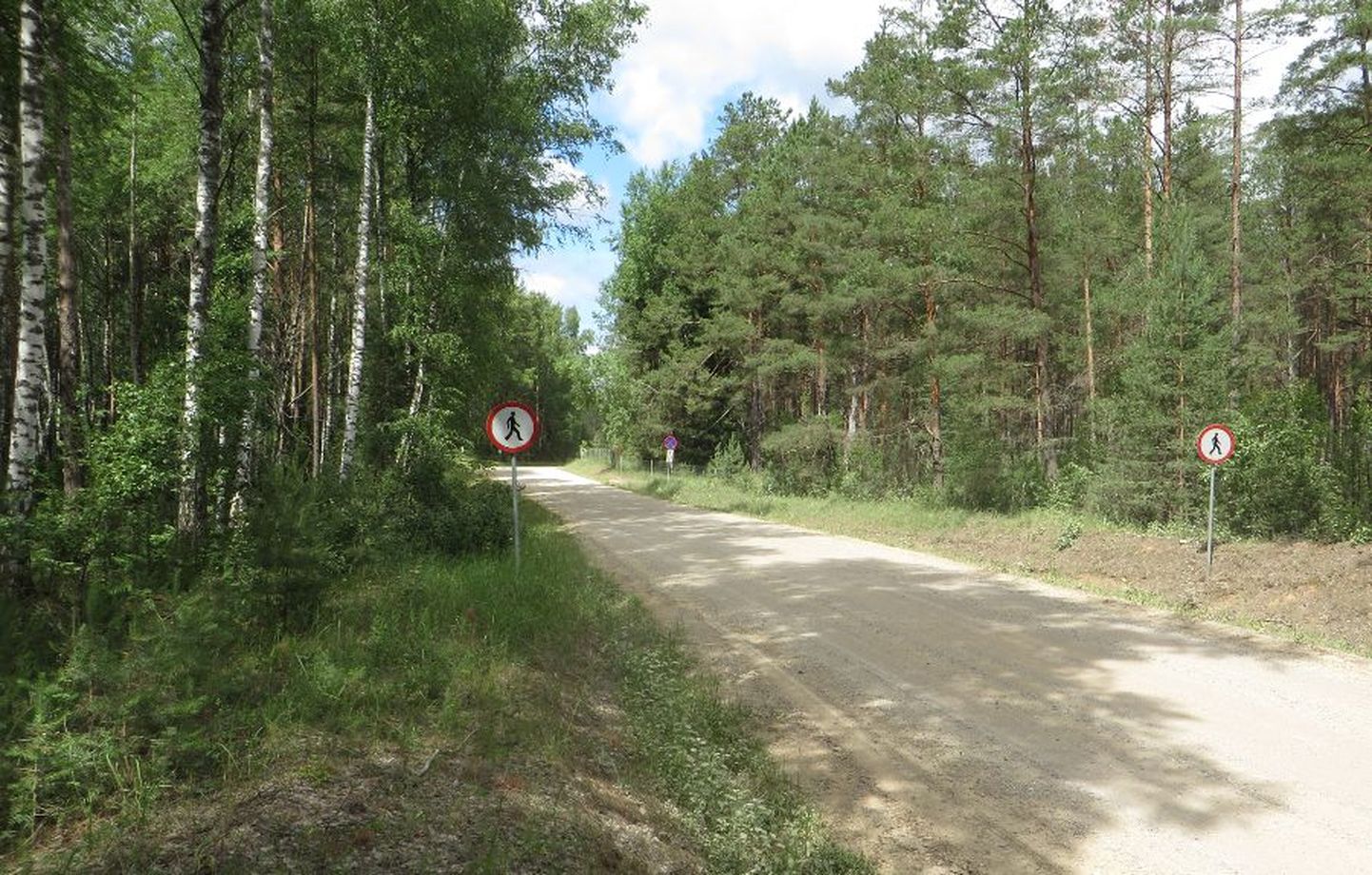 Värska-Ulitina tee viib 900 meetri ulatuses läbi Venemaa territooriumi. Autoga peatumine ja jalgsi liikumine on tee selles osas keelatud.